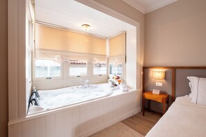 Jacuzzi Deluxe | Roupas de cama premium, frigobar, cofres nos quartos
