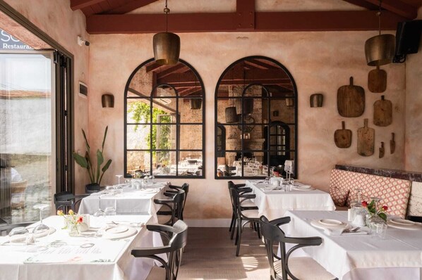 Breakfast, lunch, dinner served; Mediterranean cuisine  - Viento Hotel Alacati - Special Class (Cesme)