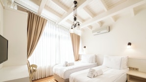 A hotel room with two beds, a desk, and a TV. - Viento Hotel Alacati - Special Class (Cesme)