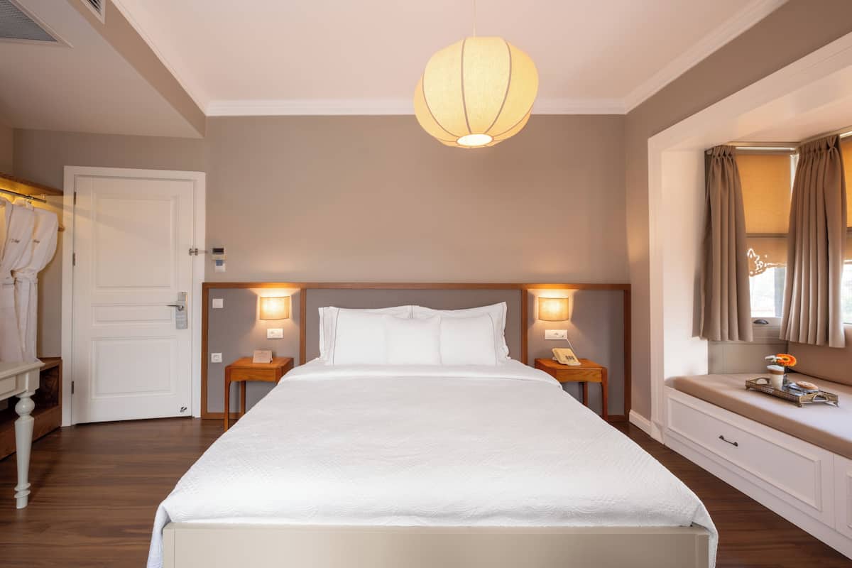 Premium bedding, minibar, in-room safe, soundproofing