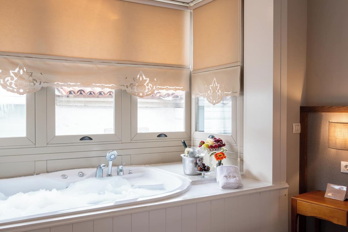 Jacuzzi Deluxe | Premium bedding, minibar, in-room safe, soundproofing