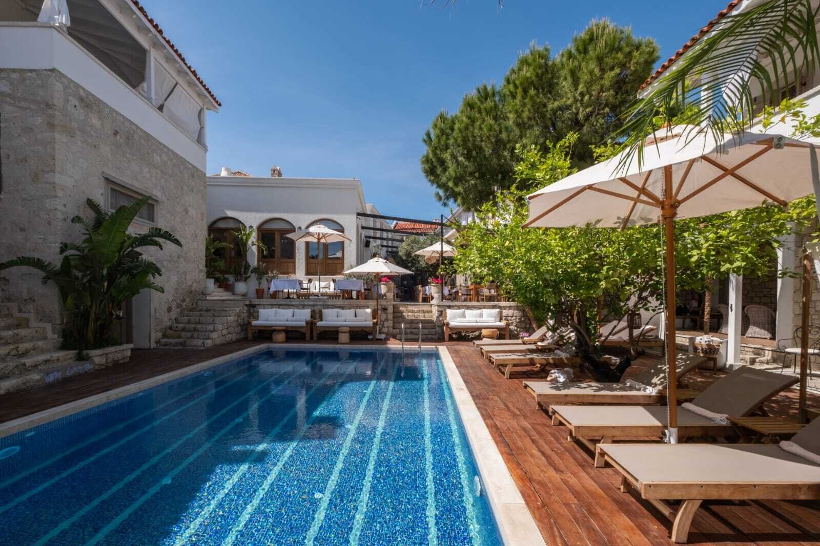 Utendørsbasseng, bassengparasoller og solsenger