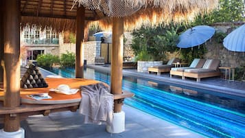 Piscine extérieure, parasols de plage, chaises longues