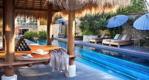 室外游泳池，池畔遮阳伞，日光浴躺椅