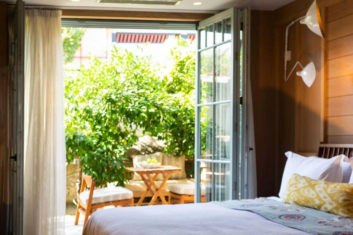 premium double room | living area | flat-screen tv, ipod dock