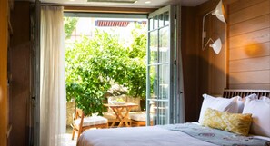 Chambre Double Premium | Coin séjour | Télévision à écran plat, station d'accueil iPod