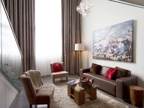 Duplex Apartment Senior | Vardagsrum | 32-tums platt-tv med kabelkanaler och tv