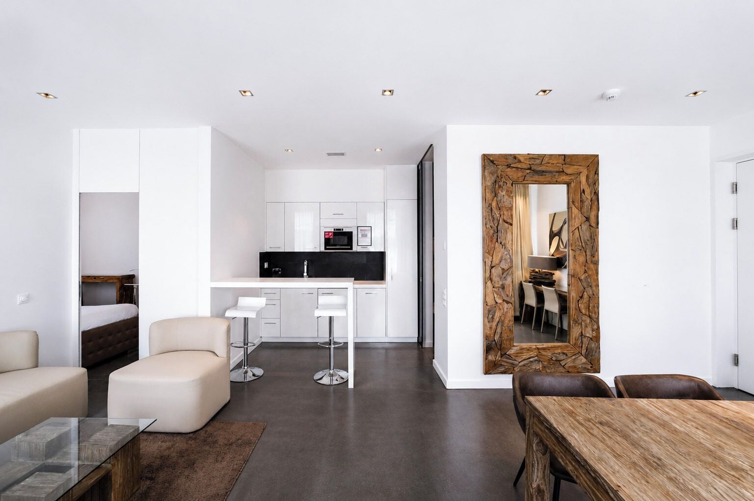 Ein modernes Interieur mit Küche, Essbereich und Wohnbereich.