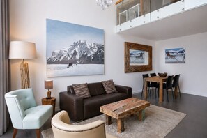 Duplex Apartment Senior | Living area | 32-inch flat-screen TV with cable channels, TV - VISIONAPARTMENTS Zurich Wolframplatz (Zürich)