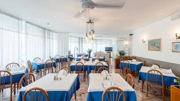 Sarapan dan makan tengah hari dihidangkan, masakan antarabangsa