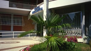 A building with a sign that reads "HOTEL". - Hotel Helvetia (Grado)