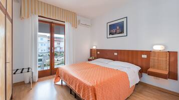 Double or Twin Room | Peti besi dalam bilik, meja, katil bayi/kot (percuma), Wi-fi percuma