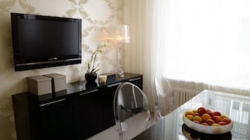 1 Bedroom Apartment Junior | Living area | Flat-screen TV