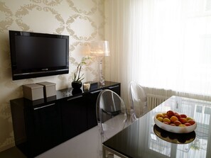 Apartamento júnior, 1 quarto | Área de estar | TV de tela plana