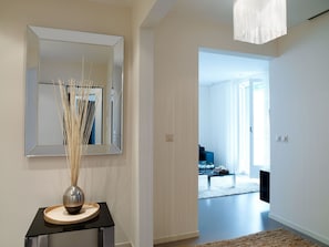 Departamento senior, 1 habitación | Área de sala de estar | Televisión de pantalla plana