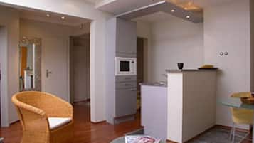 Appartement Sénior, 1 chambre | Coin séjour | Télévision à écran plat