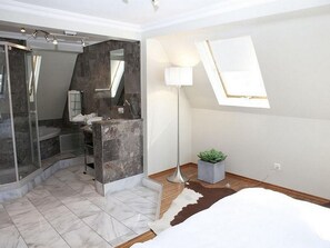 Grand Apartment | Living area | Flat-screen TV - VISIONAPARTMENTS Zurich Waffenplatzstrasse (Zürich)