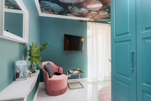 Estudio junior, balcón | Área de sala de estar | Televisión de pantalla plana de 32 pulgadas con canales por cable