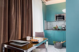 Junior Studio, Balcony | Private kitchenette | Fridge, microwave, stovetop, coffee/tea maker
