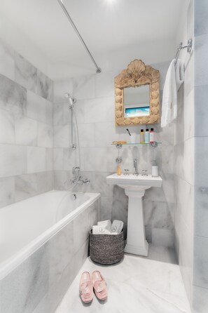 Studio Apartment Junior | Bathroom | Hair dryer, towels, toilet paper - VISIONAPARTMENTS Zurich Albertstrasse (Zürich)