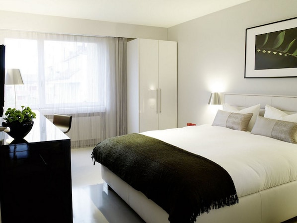 Tabla de planchar con plancha, wifi gratis y ropa de cama