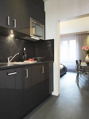 Full-size fridge, microwave, stovetop, coffee/tea maker - VISIONAPARTMENTS Zurich Cramerstrasse 2-6 (Zürich)