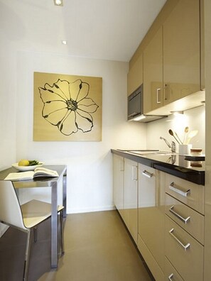 Full-sized fridge, microwave, stovetop, coffee/tea maker