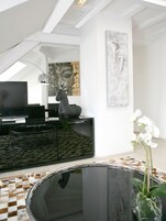 Escritorio y espacio para trabajar con un portátil