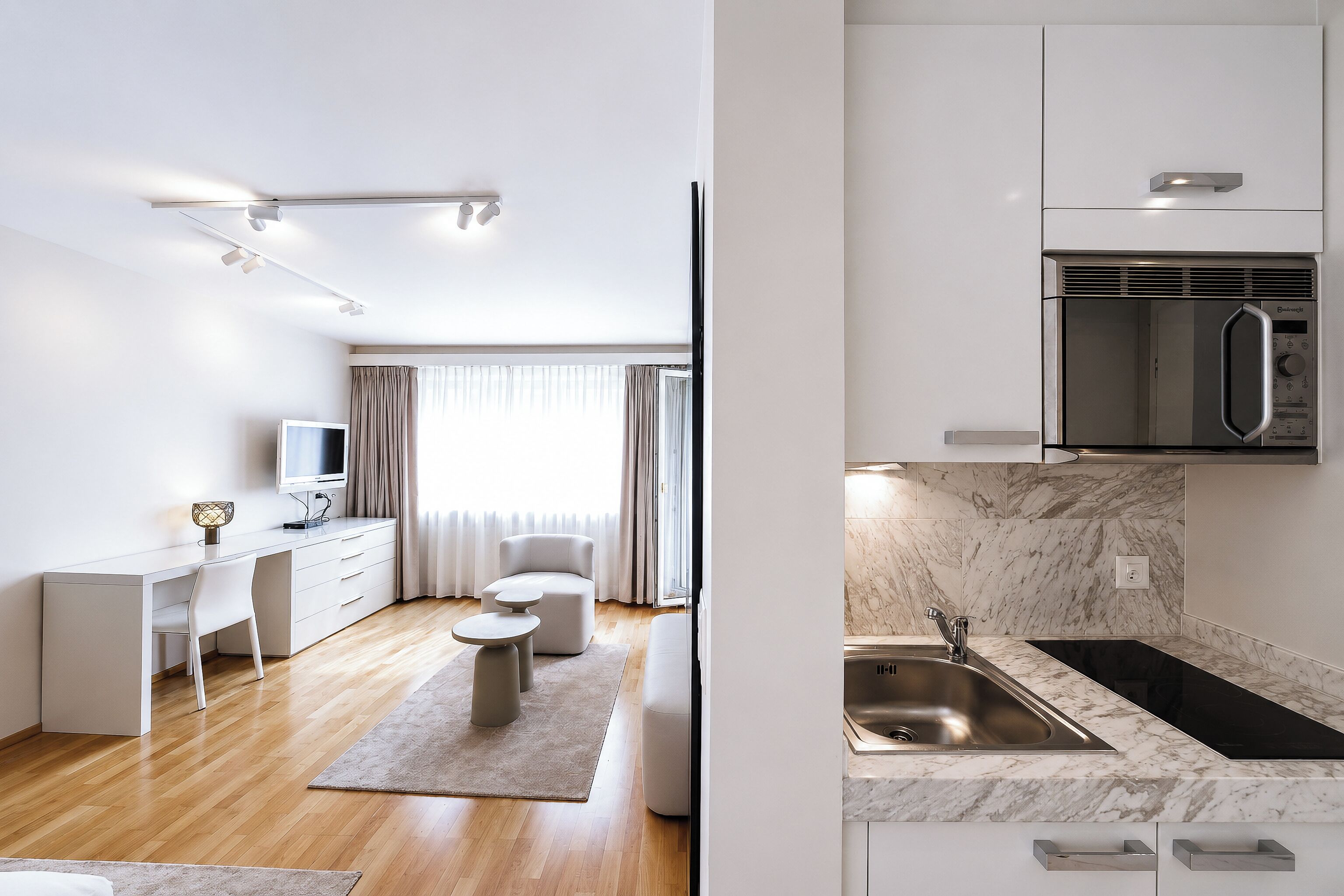 Studio suite | Een bureau, een strijkplank/strijkijzer, gratis wifi, beddengoed