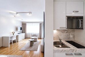 Studio suite | Een bureau, een strijkplank/strijkijzer, gratis wifi, beddengoed