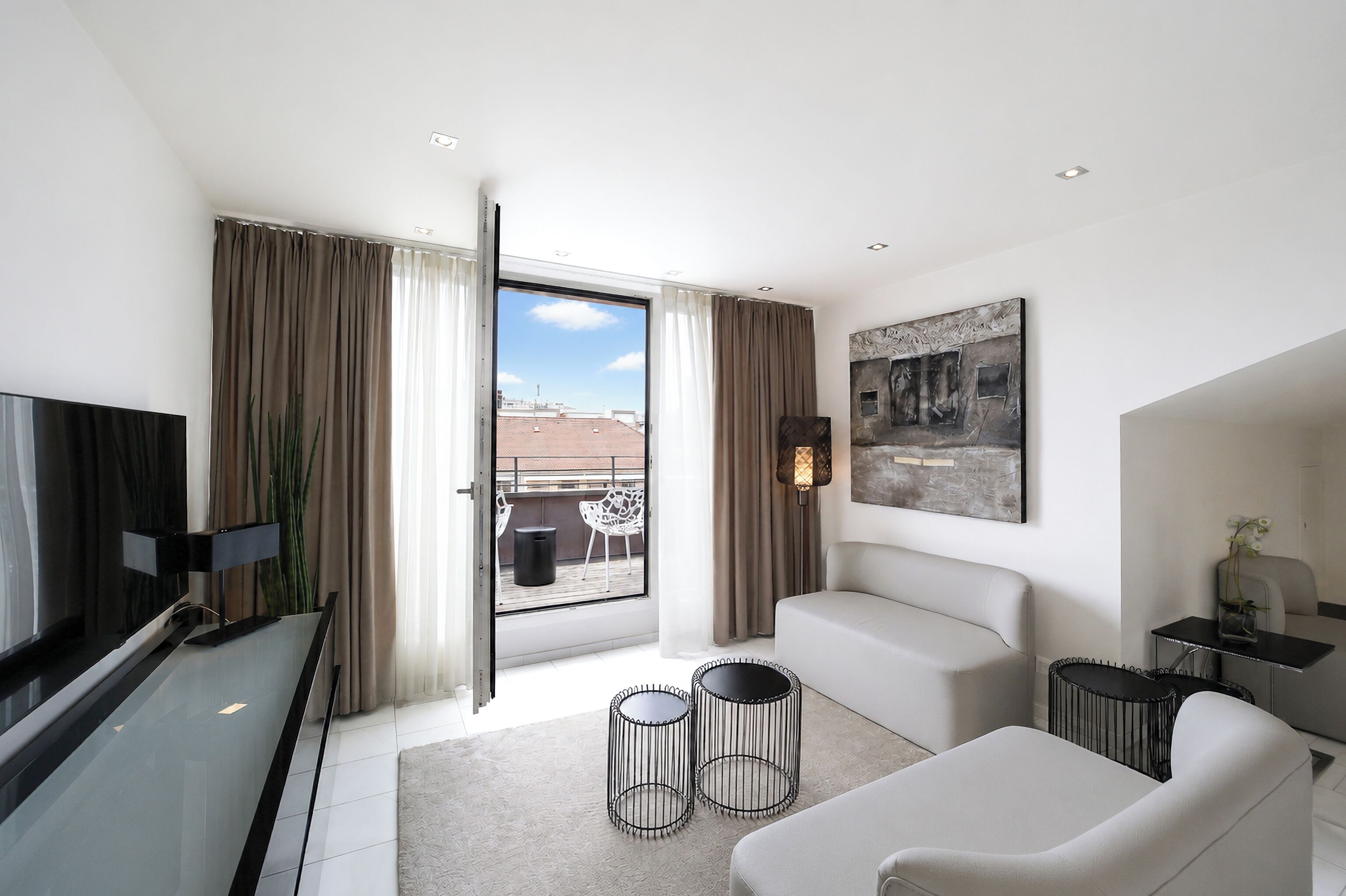 Grand appartement | Woonruimte | Een 32-inch flatscreentelevisie met kabelzenders en een televisie