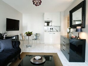 Desk, iron/ironing board, free WiFi, bed sheets - VISIONAPARTMENTS Zurich Freyastraße (Zürich)