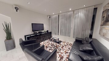 Apartamento grand | Área de estar | TV de tela plana 32 polegadas com canais a cabo, TV, DVD player