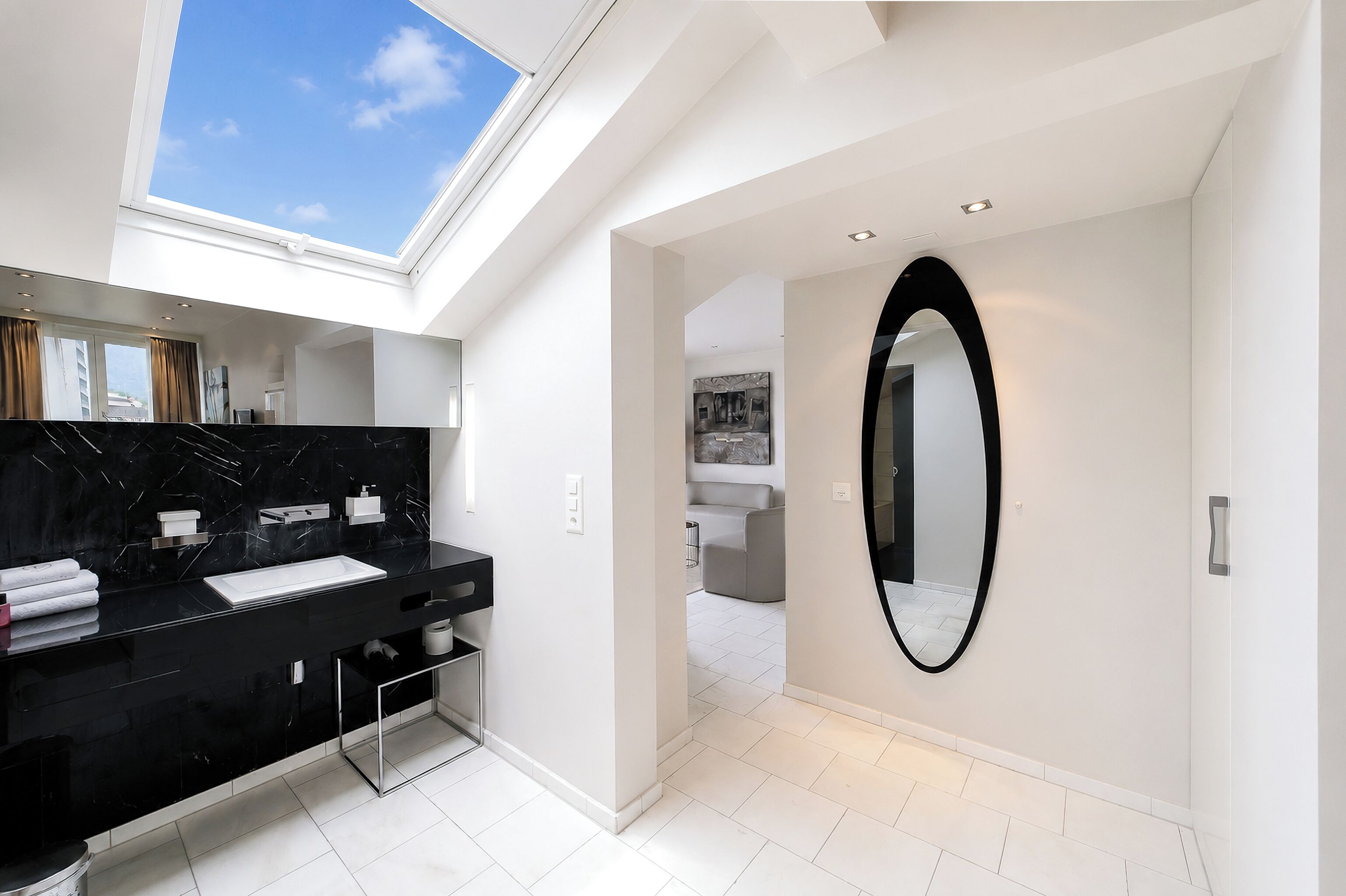 Grand appartement | Badkamer | Een haardroger, handdoeken, zeep, shampoo