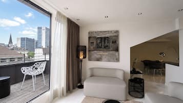 Grand Apartment | Ruang tamu | 32 inci televisyen skrin rata dengan kabel, TV, pemain DVD