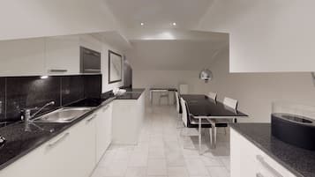 Grand Apartment | Dapur peribadi | Peti sejuk/penyejuk beku saiz penuh, ketuhar gelombang mikro, dapur