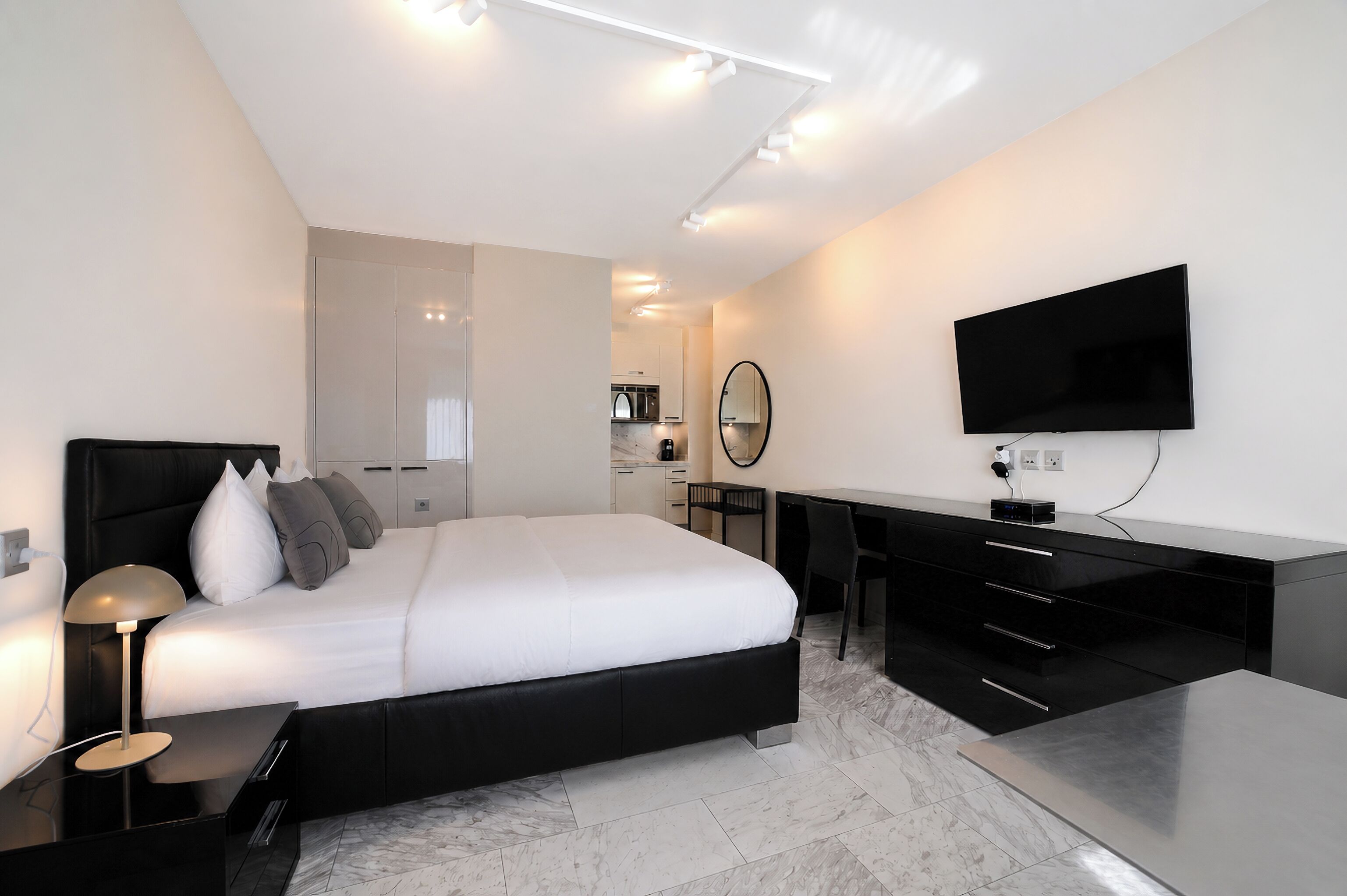 Studio Apartment Junior | Una scrivania, ferro/asse da stiro, Wi-Fi gratuito, lenzuola