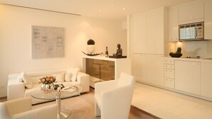 One Bedroom Junior, Kitchenette | Skrivebord, skrivebord for bærbar PC og strykejern/-brett