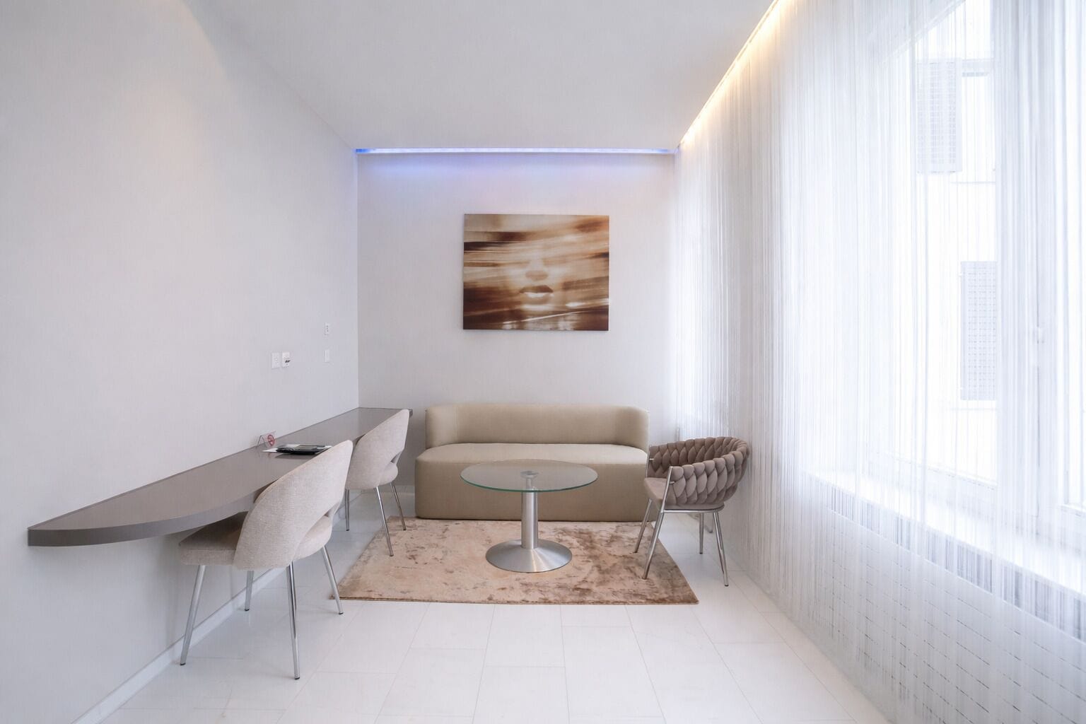 One Bedroom Senior, Kitchenette | Zona de estar | Una televisión de pantalla plana