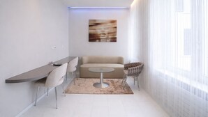One Bedroom Senior, Kitchenette | Oppholdsområde