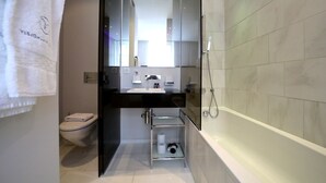 One Bedroom Junior, Balcony, Kitchenette | Bathroom | Free toiletries, hair dryer, towels, toilet paper - VISIONAPARTMENTS Zurich Gerechtigkeitsgasse (Zürich)