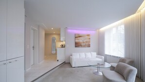 One Bedroom Senior, Balcony, Kitchenette | Oppholdsområde