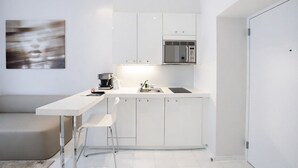 One Bedroom Junior, Balcony, Kitchenette | Private kitchen | Coffee/tea maker, fridge, microwave, stovetop - VISIONAPARTMENTS Zurich Gerechtigkeitsgasse (Zürich)