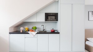 A modern kitchen with a built-in oven, a sink, and a countertop. - VISIONAPARTMENTS Zurich Zweierstrasse (Zürich)