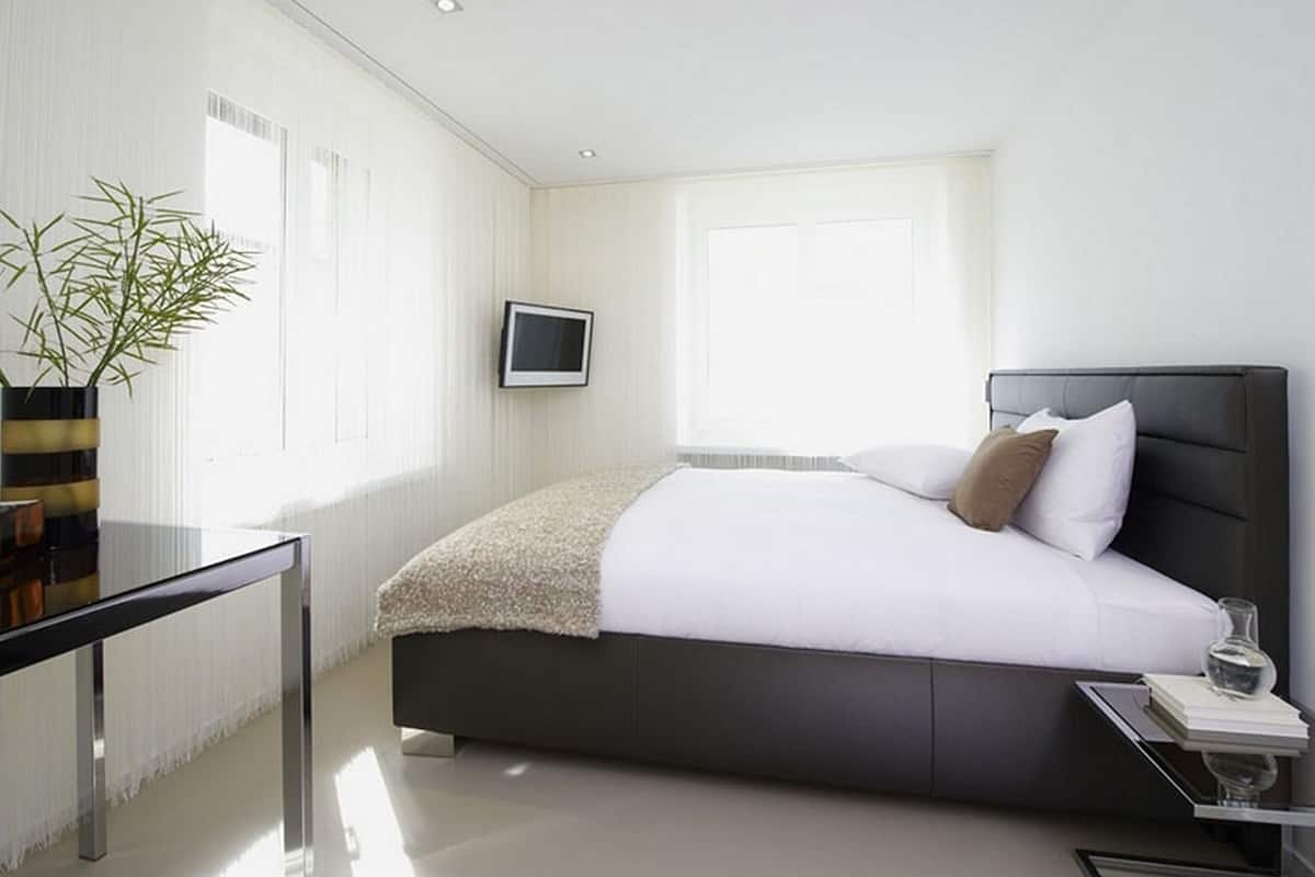 Desk, laptop workspace, iron/ironing board, free WiFi