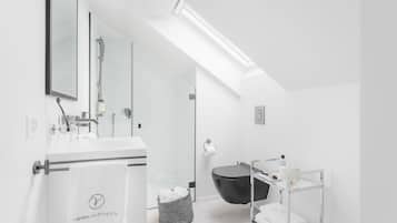 Studio Apartment Mini | Bathroom | Hair dryer, towels