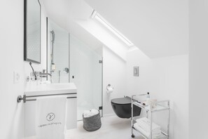 Studio Apartment Mini | Bad | Hårføner og håndklær