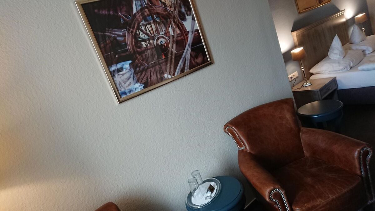 classic double room | minibar, in-room safe, desk, iron/ironing board