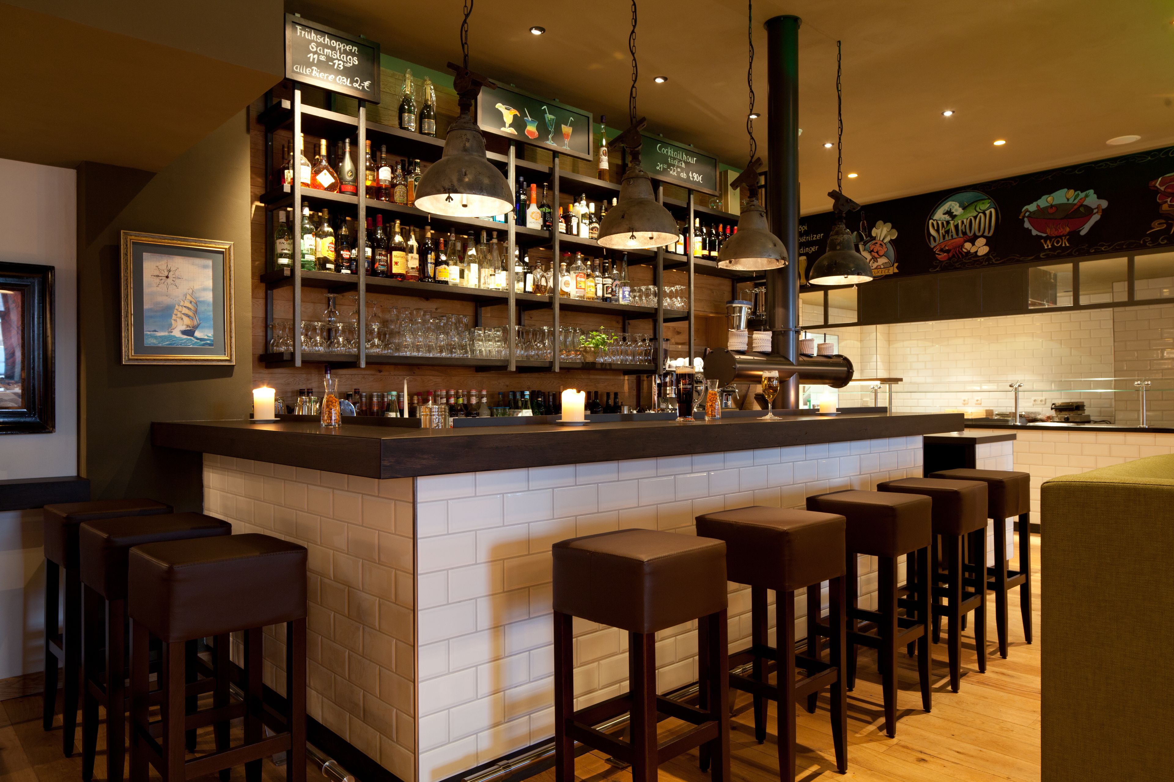 serves breakfast, lunch and dinner