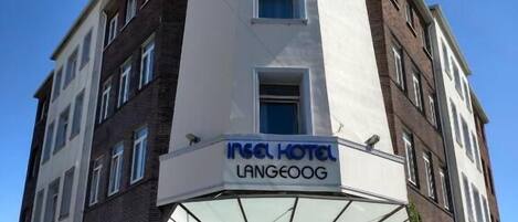 Fachada da propriedade à noite